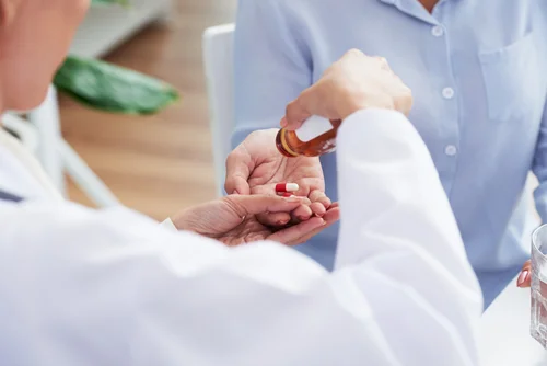 доктор дает женщине препараты для лечения алекситимии